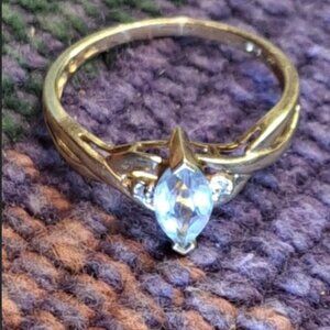 14K Solid Gold Ring, 10kt Aquamarine Stone, two small diamonds, vintage